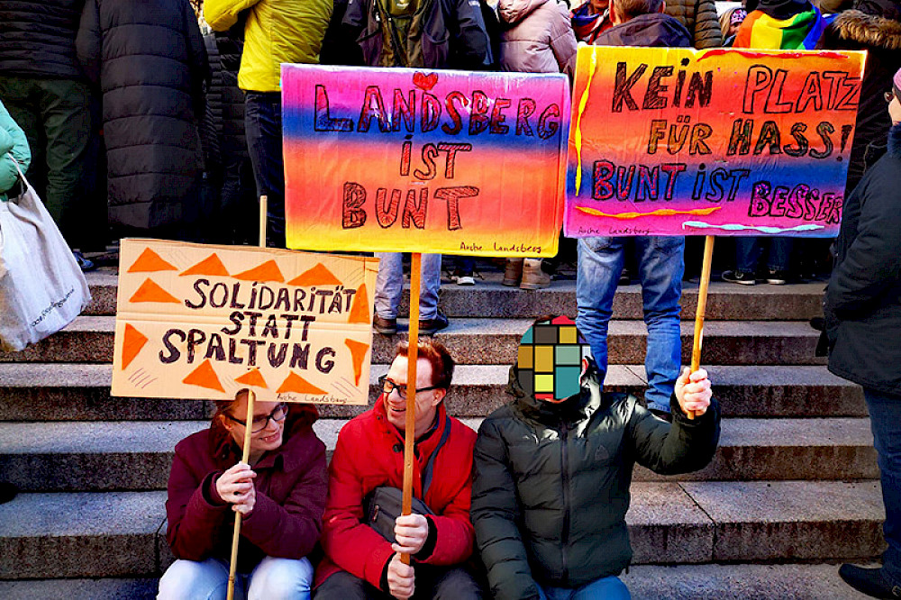 Bild zeigt Menschen bei einer Kundgebung gegen Fremden-Hass.